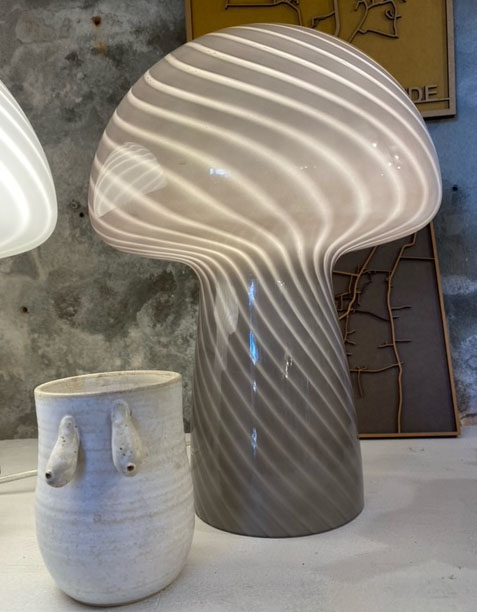 stor grå mushroom lampe